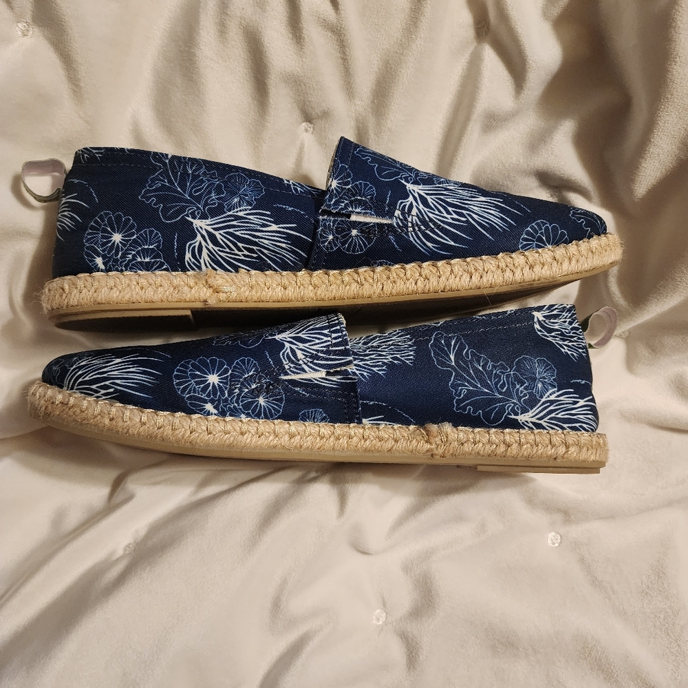 Vionic Beach Navy Blue & White Floral Shoes - Picture 3 of 6